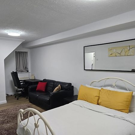 Charming 3-Bedroom Retreat With Modern Comforts South Ockendon Екстер'єр фото