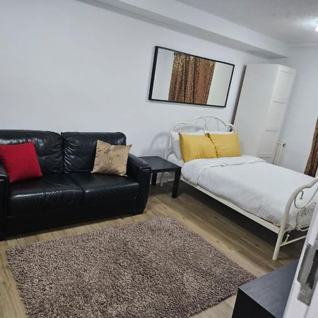 Charming 3-Bedroom Retreat With Modern Comforts South Ockendon Екстер'єр фото