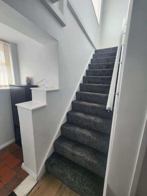 Charming 3-Bedroom Retreat With Modern Comforts South Ockendon Екстер'єр фото