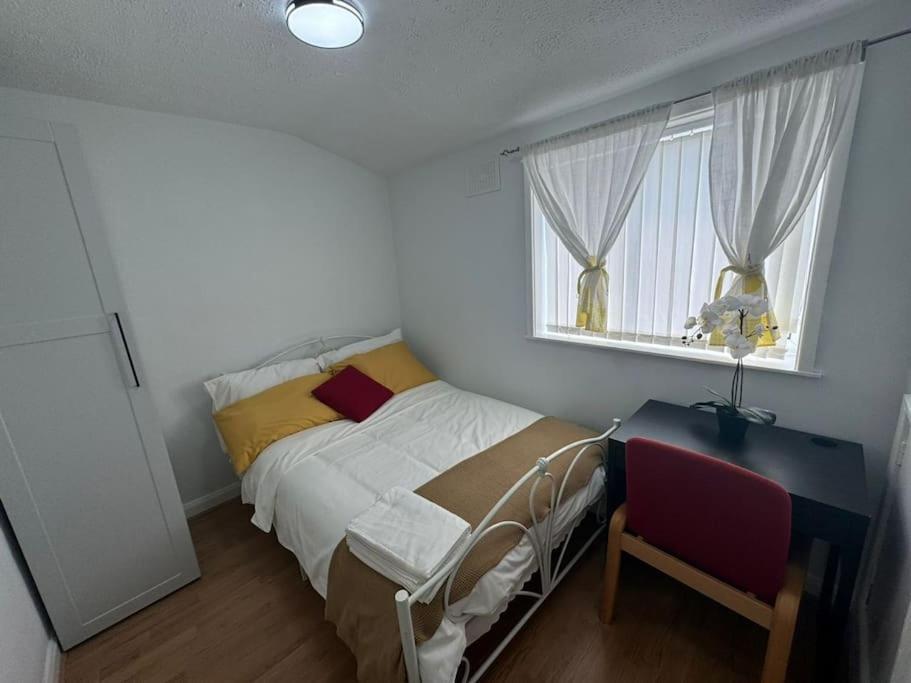 Charming 3-Bedroom Retreat With Modern Comforts South Ockendon Екстер'єр фото