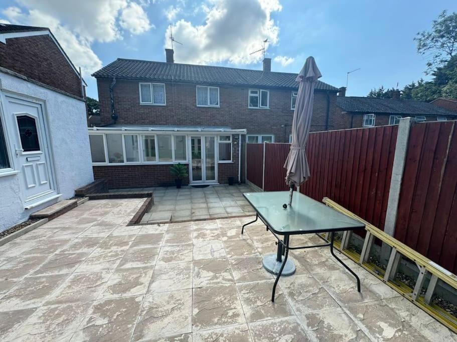 Charming 3-Bedroom Retreat With Modern Comforts South Ockendon Екстер'єр фото