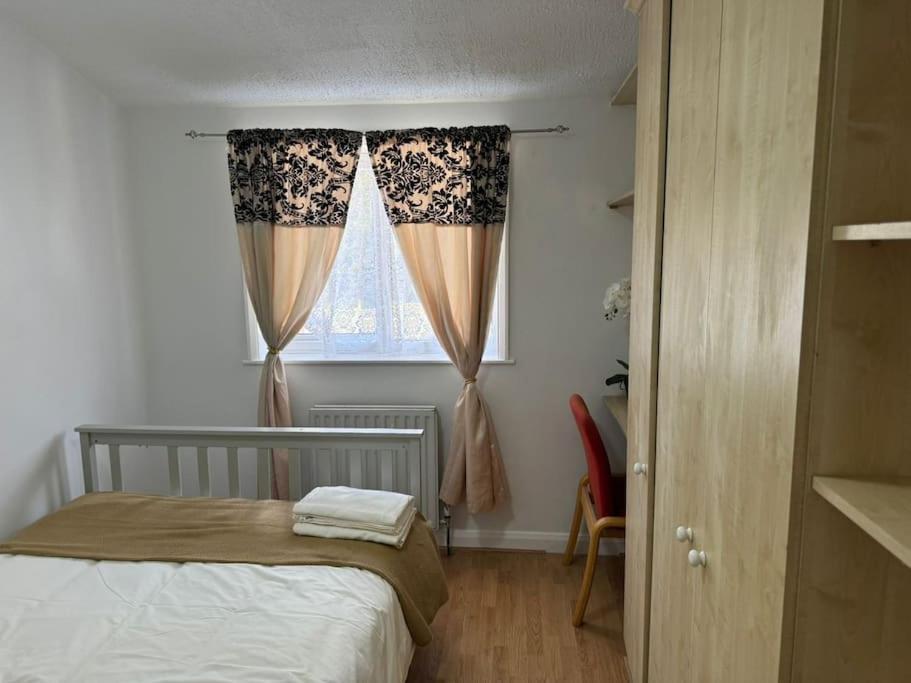 Charming 3-Bedroom Retreat With Modern Comforts South Ockendon Екстер'єр фото