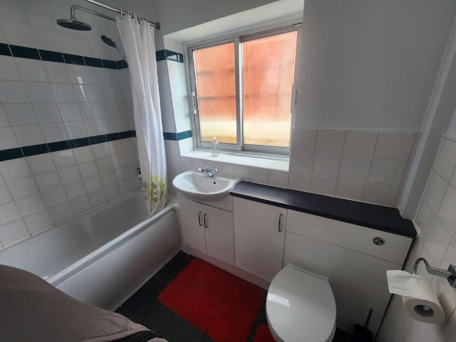 Charming 3-Bedroom Retreat With Modern Comforts South Ockendon Екстер'єр фото