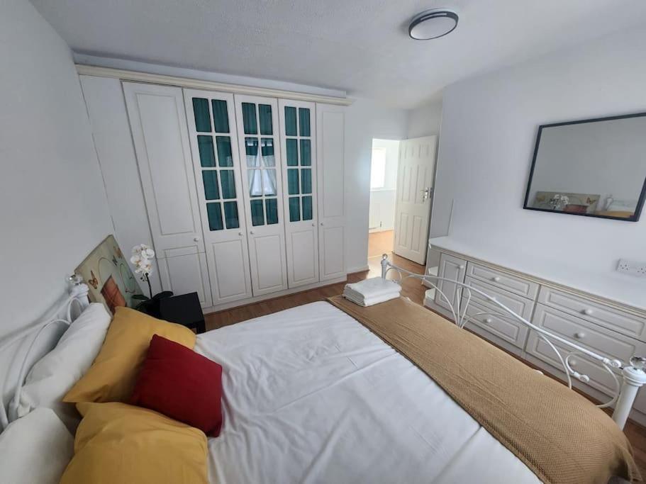 Charming 3-Bedroom Retreat With Modern Comforts South Ockendon Екстер'єр фото