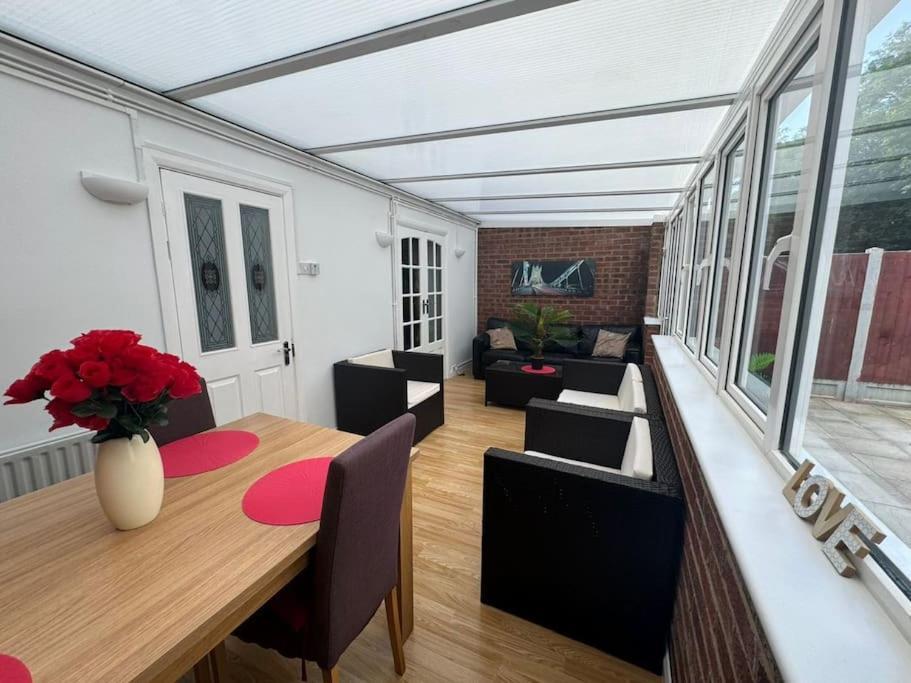 Charming 3-Bedroom Retreat With Modern Comforts South Ockendon Екстер'єр фото