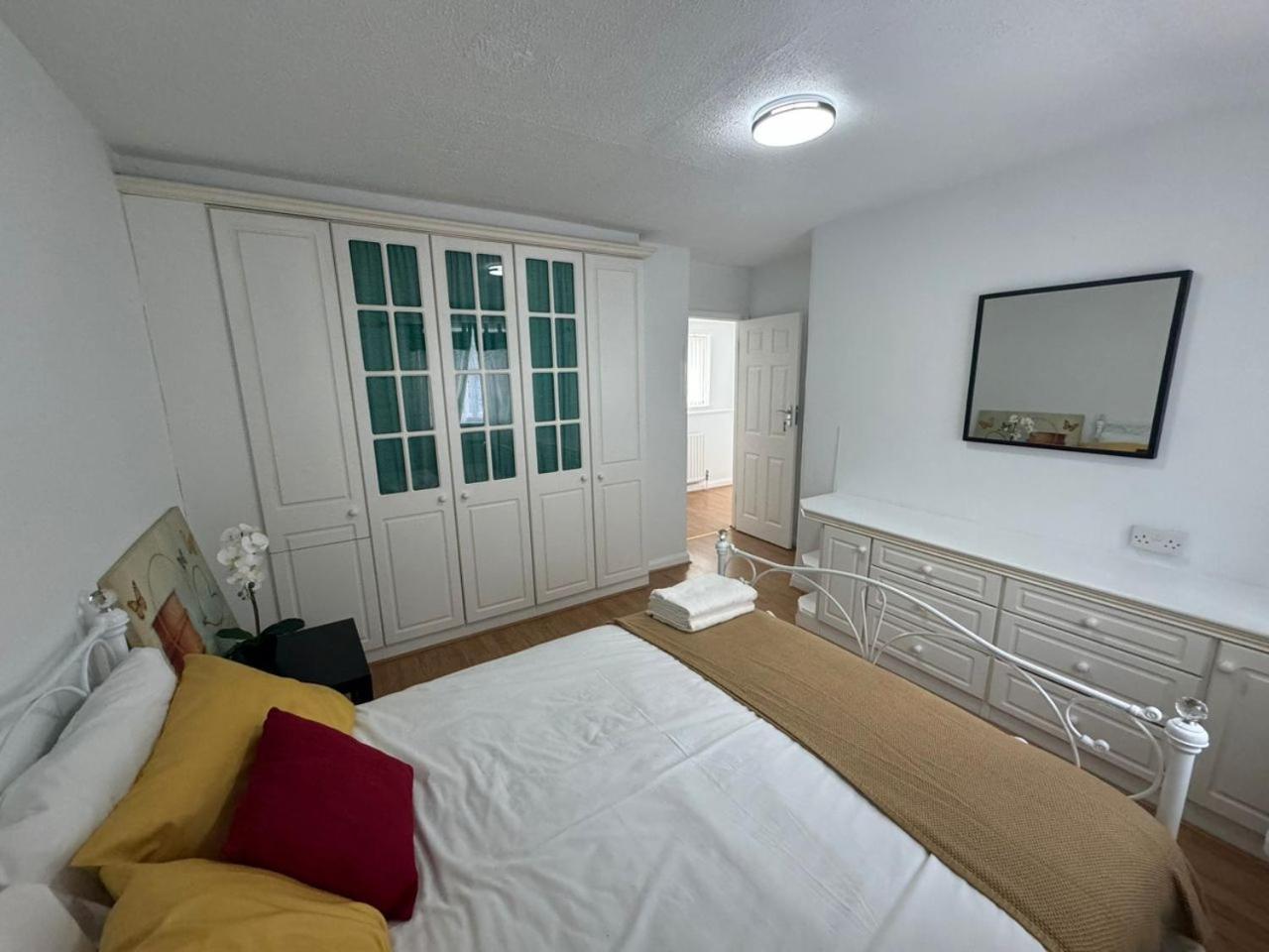 Charming 3-Bedroom Retreat With Modern Comforts South Ockendon Екстер'єр фото