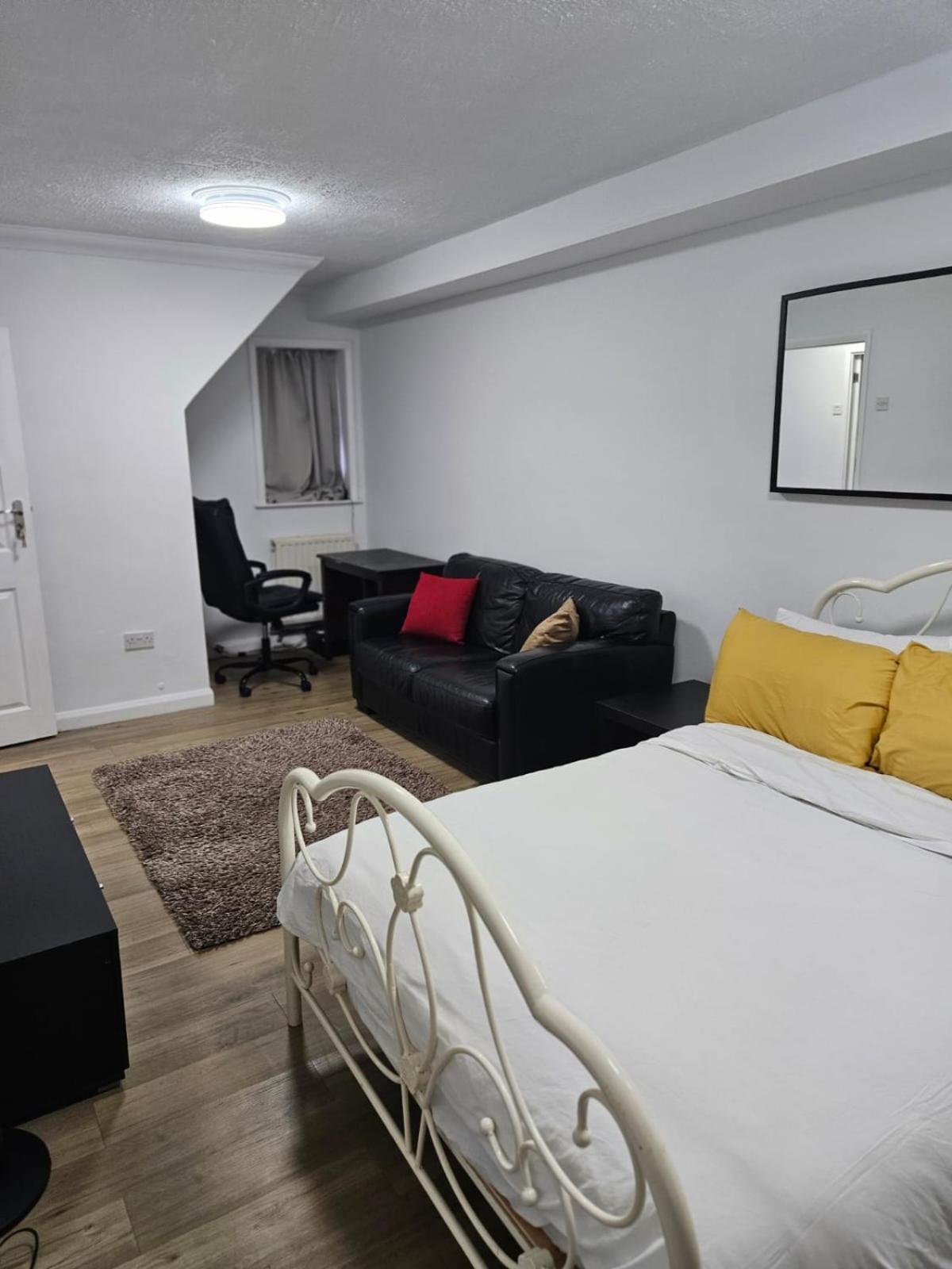 Charming 3-Bedroom Retreat With Modern Comforts South Ockendon Екстер'єр фото