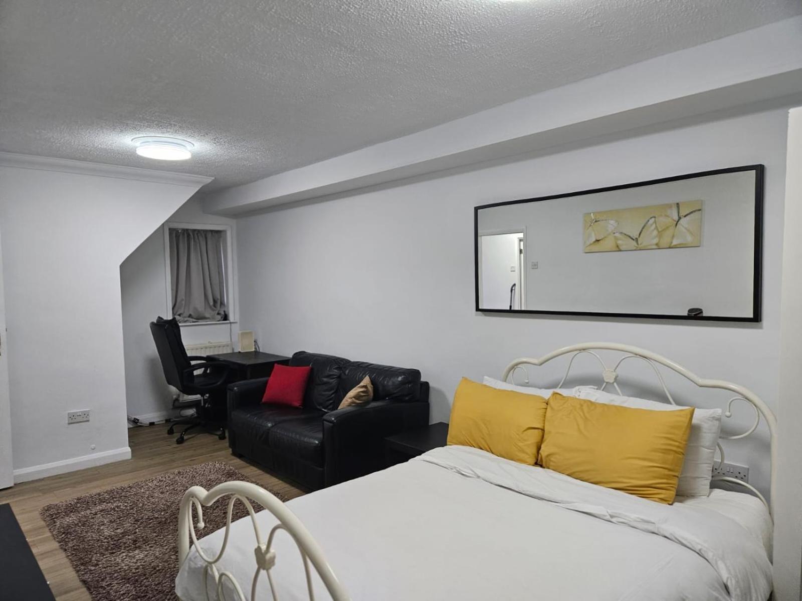 Charming 3-Bedroom Retreat With Modern Comforts South Ockendon Екстер'єр фото