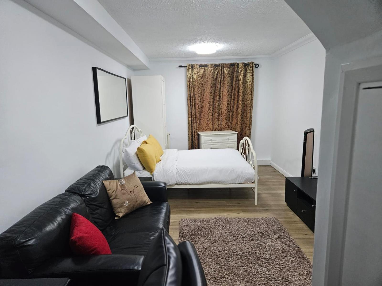 Charming 3-Bedroom Retreat With Modern Comforts South Ockendon Екстер'єр фото