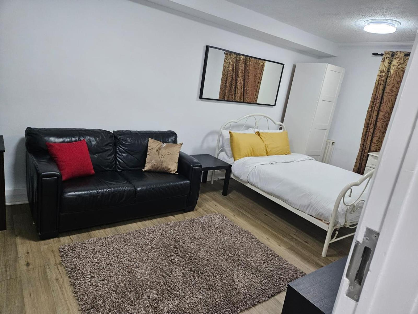 Charming 3-Bedroom Retreat With Modern Comforts South Ockendon Екстер'єр фото