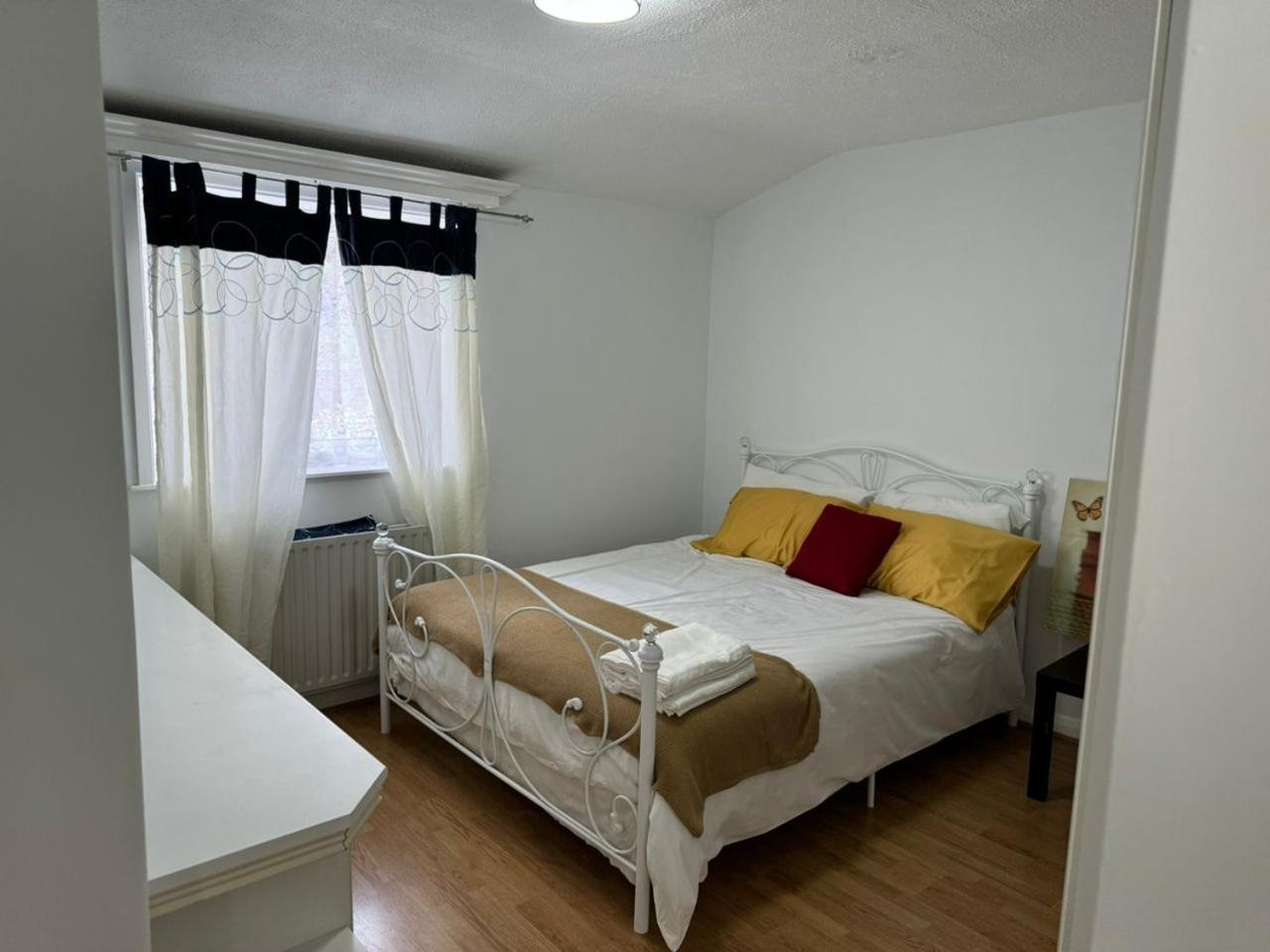 Charming 3-Bedroom Retreat With Modern Comforts South Ockendon Екстер'єр фото