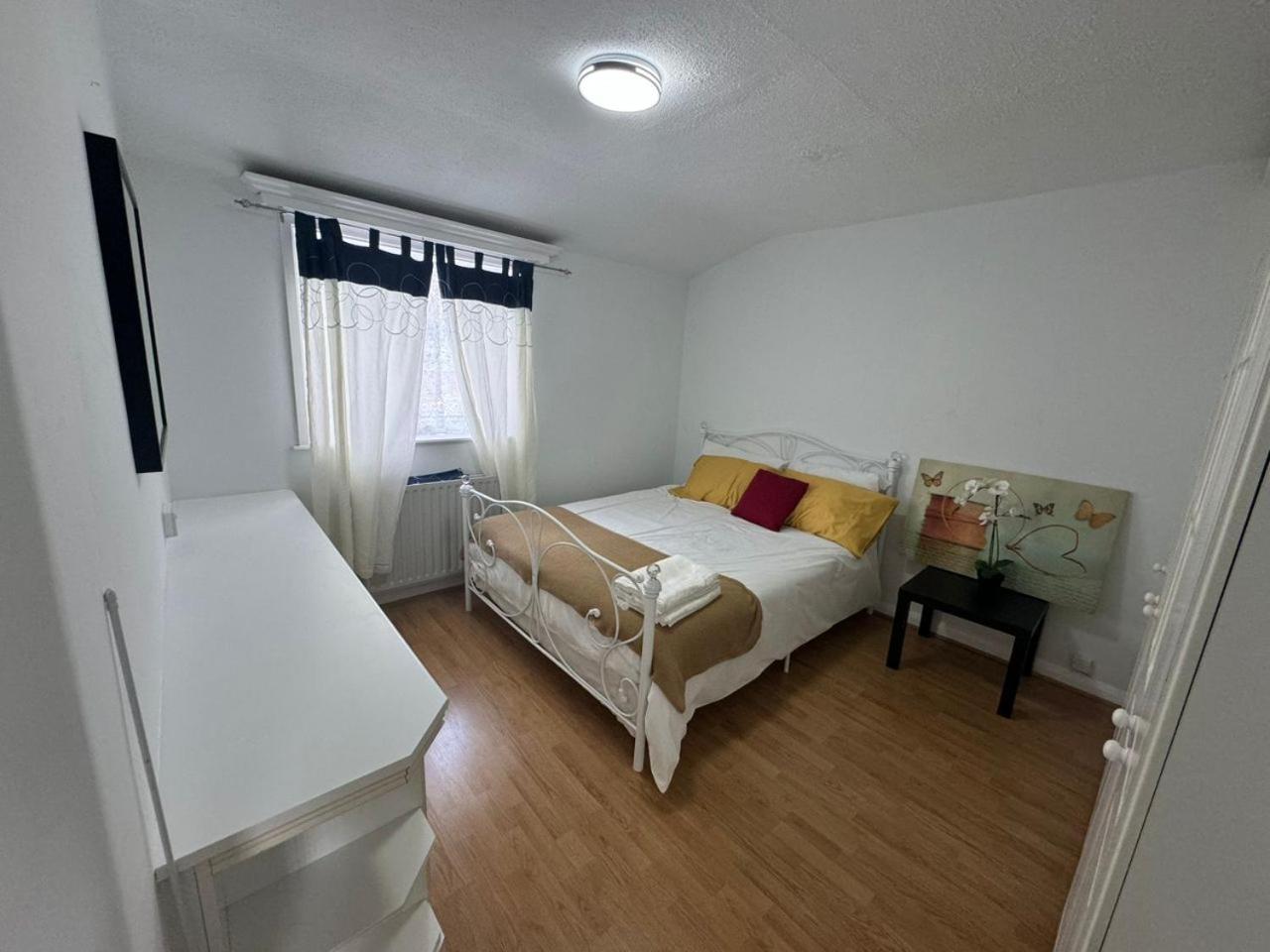 Charming 3-Bedroom Retreat With Modern Comforts South Ockendon Екстер'єр фото